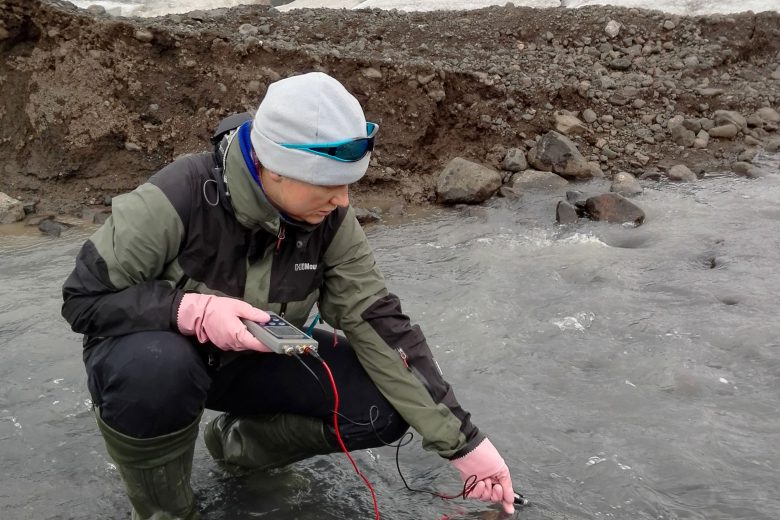Pomiar przewodności elektrolitycznej wody w strumieniu przy Lodowcu Ekologii, fot. Anna Grebieniow