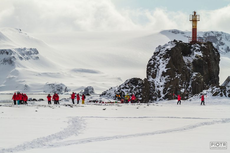 Turyści zwiedzają okolicę Polskiej Stacji Antarktycznej im. H. Arctowskiego, fot. Piotr Andryszczak