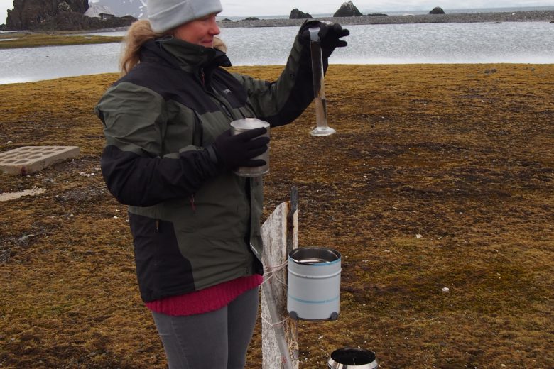 Pomiar dobowej sumy opadu, fot. Dagmara Bożek-Andryszczak
