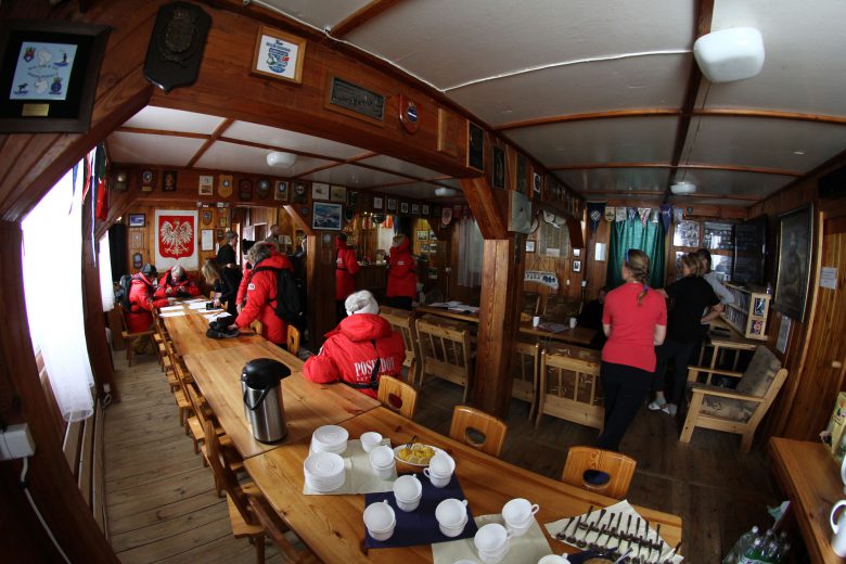 Turyści w głównym budynku Stacji, fot. Piotr Andryszczak