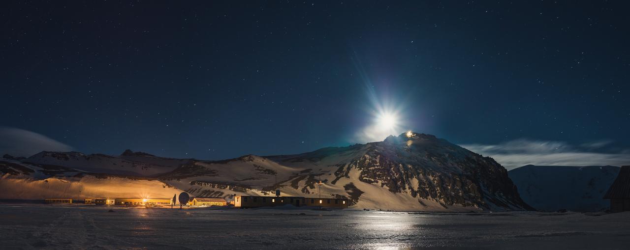 Arctowski station at night